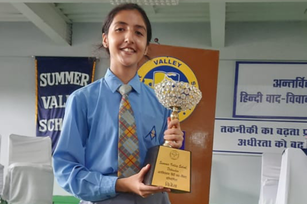 समर वैली विद्यालय में हिंदी वाद-विवाद प्रतियोगिता में ऐन मेरी स्कूल ने जीता बेस्ट स्पीकर और ओवरऑल ट्रॉफी का खिताब