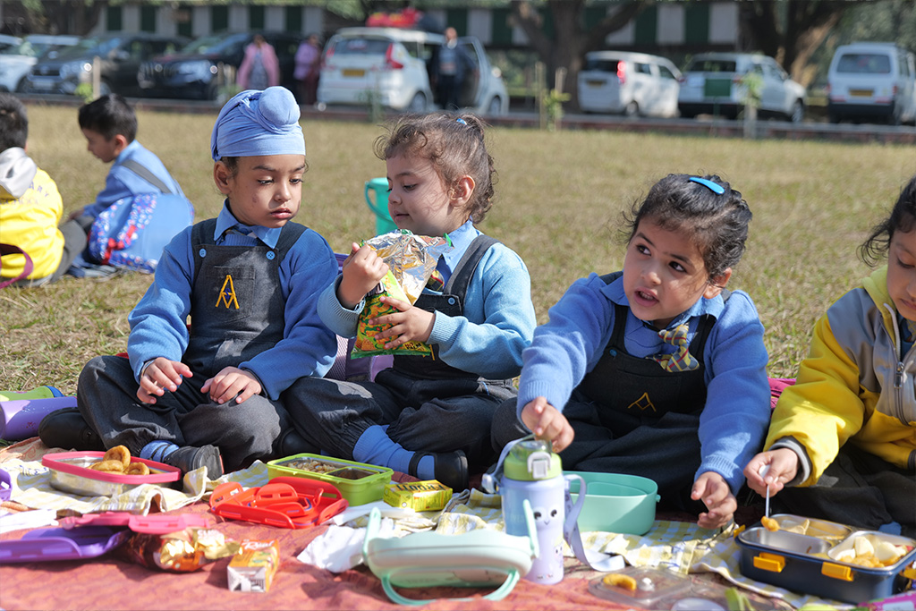 Little Explorers Enjoy an Animal World Picnic: LKG Picnic Day!